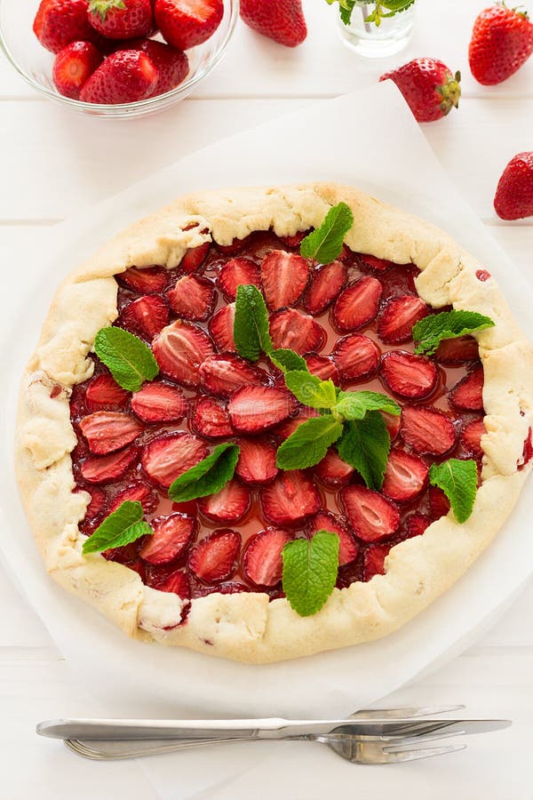Домодельное galette клубники украсило листья мяты стоковое фото Домодельное galette клубники украсило листья мяты стоковое фото