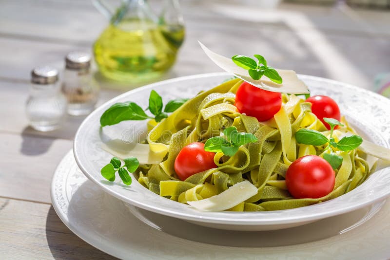 Домодельное tagliatelle в солнечной кухне стоковое фото Домодельное tagliatelle в солнечной кухне стоковое фото