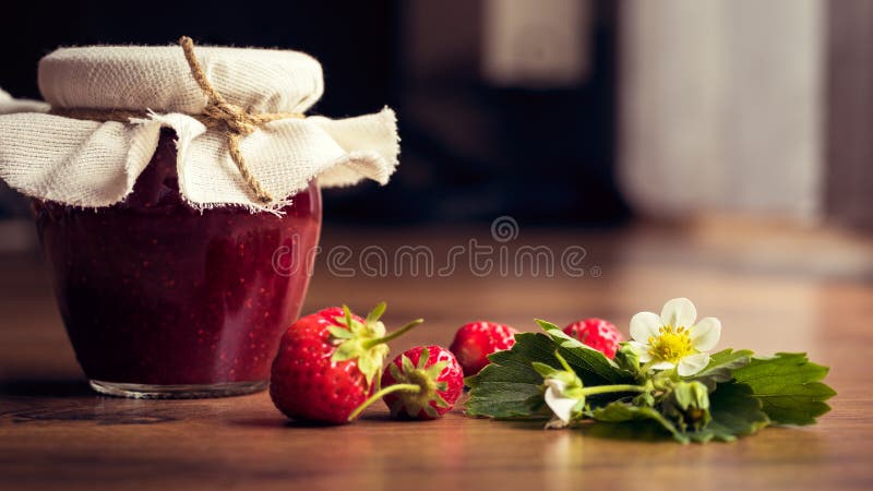 Домодельное варенье клубники (marmelade) в опарниках на деревянной предпосылке стоковые фото
