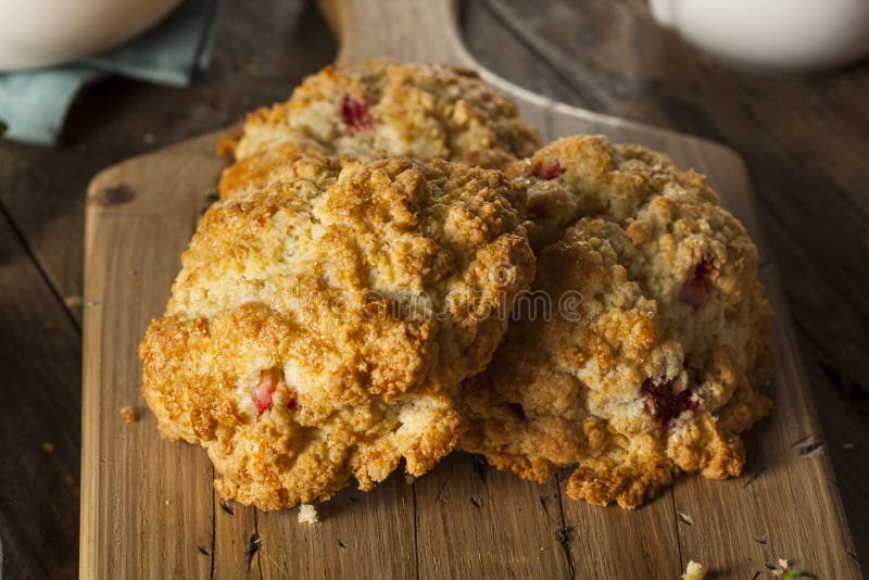 Домодельные Scones клубники для завтрака. Домодельные Scones клубники готовые для еды для завтрака