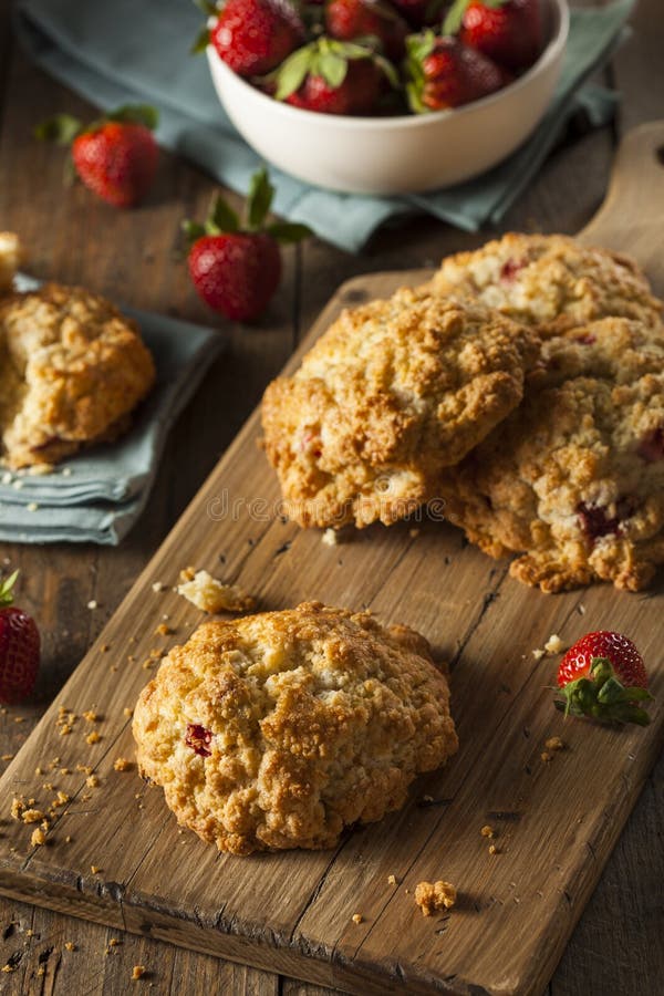 Домодельные Scones клубники для завтрака стоковые фотографии rf