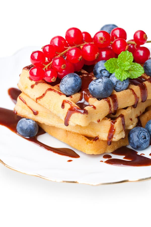 Домодельные waffles при изолированные соус и ягоды шоколада стоковое изображение rf Домодельные waffles при изолированные соус и ягоды шоколада стоковое изображение rf