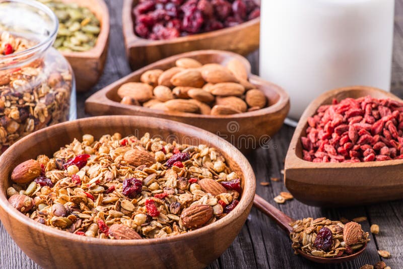 Домодельный granola с молоком, ягодами, семенами и гайками стоковая фотография rf Домодельный granola с молоком, ягодами, семенами и гайками стоковая фотография rf