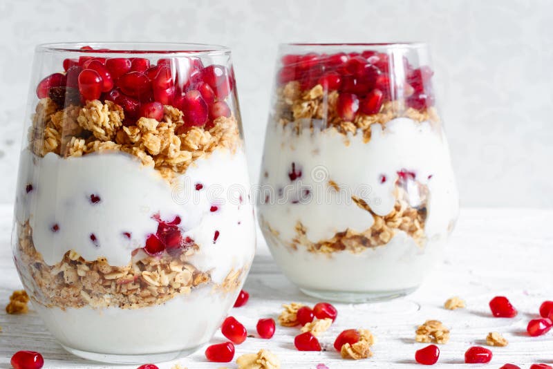 Домодельный parfait югурта с granola и гранатовое дерево приносить стоковые изображения Домодельный parfait югурта с granola и гранатовое дерево приносить стоковые изображения