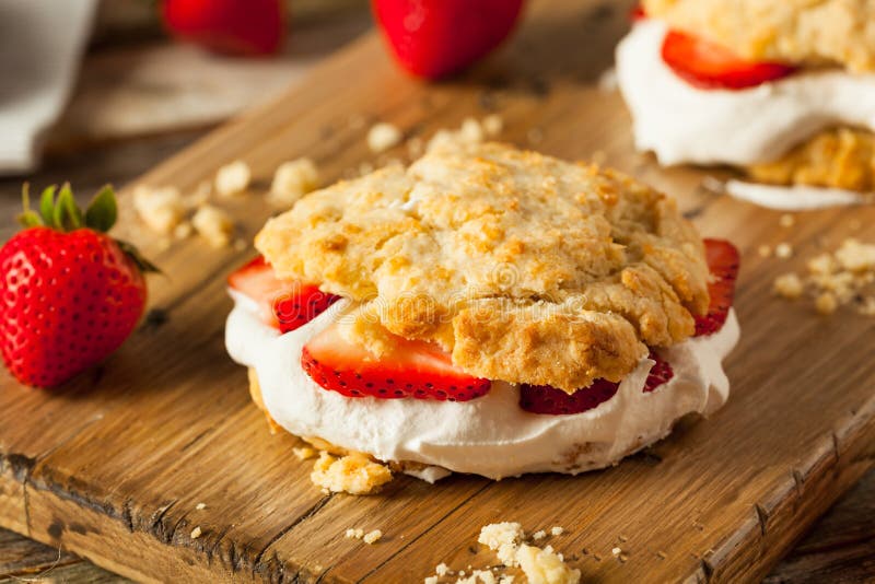 Домодельный shortcake клубники с взбитой сливк стоковые фотографии rf