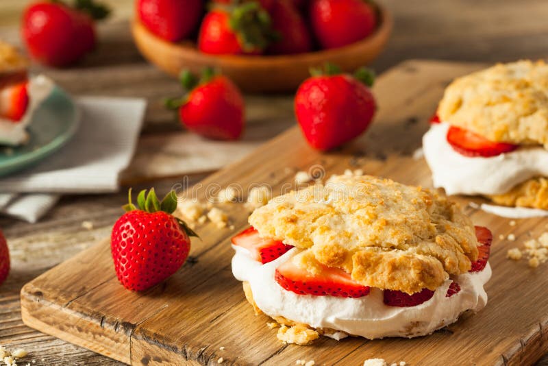 Домодельный shortcake клубники с взбитой сливк стоковое фото rf