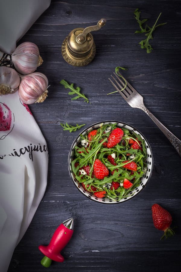 Домодельный свежий салат с рокфором arugula, клубник, чеснока и сыра на деревянной предпосылке камера искусства красивейшая eyes стоковое фото Домодельный свежий салат с рокфором arugula, клубник, чеснока и сыра на деревянной предпосылке камера искусства красивейшая eyes стоковое фото