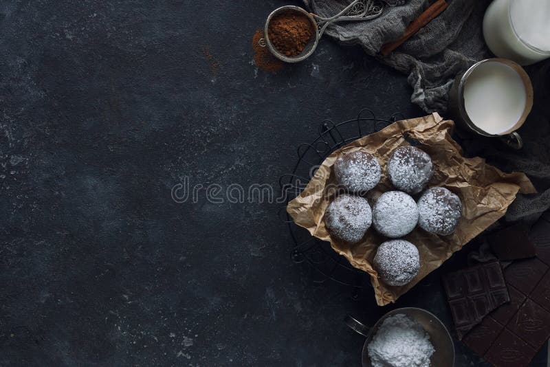 Домодельный шоколад crinkles в напудренном сахаре, печеньях шоколада с отказами и стекле молока стоковые изображения rf Домодельный шоколад crinkles в напудренном сахаре, печеньях шоколада с отказами и стекле молока стоковые изображения rf