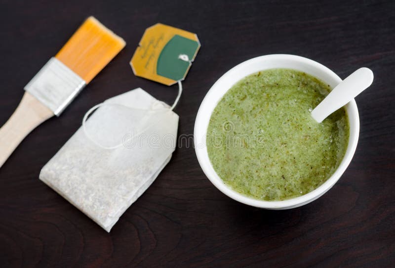 Домодельная естественная маска scrub с солью моря и выдержкой зеленого чая Косметики Diy стоковая фотография Домодельная естественная маска scrub с солью моря и выдержкой зеленого чая Косметики Diy стоковая фотография
