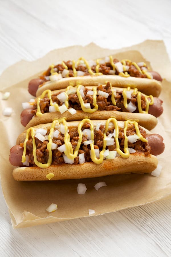 Домодельная собака chili стиля Детройт на пергаменте, взгляде со стороны closeup стоковая фотография rf Домодельная собака chili стиля Детройт на пергаменте, взгляде со стороны closeup стоковая фотография rf