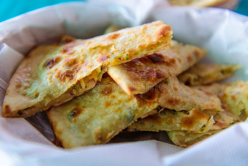 Домодельное paratha пшеницы заполнило colliflower и лук Гоби Paratha cutted в части, конец вверх стоковое фото Домодельное paratha пшеницы заполнило colliflower и лук Гоби Paratha cutted в части, конец вверх стоковое фото