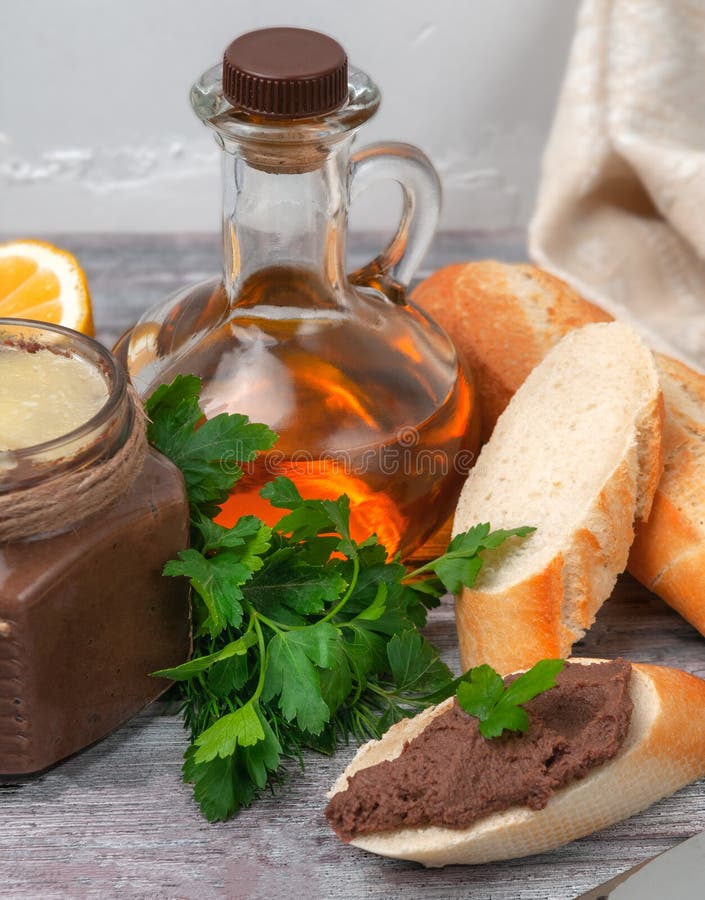 Домодельные макаронные изделия от offal на багете На низкопробной таблице стеклянный опарник, лимон, нож, багет, подливка, оливко стоковые фотографии rf Домодельные макаронные изделия от offal на багете На низкопробной таблице стеклянный опарник, лимон, нож, багет, подливка, оливко стоковые фотографии rf