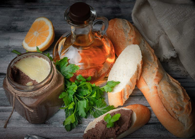 Домодельные макаронные изделия от offal на багете На низкопробной таблице стеклянный опарник, лимон, нож, багет, подливка, оливко стоковое изображение rf Домодельные макаронные изделия от offal на багете На низкопробной таблице стеклянный опарник, лимон, нож, багет, подливка, оливко стоковое изображение rf