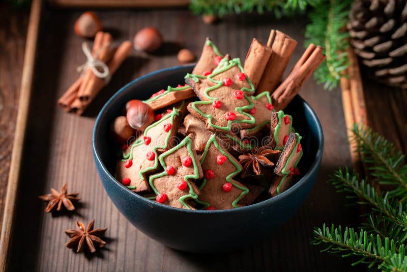 Домодельные печенья в форме рождественской елки с pinecone стоковые фото Домодельные печенья в форме рождественской елки с pinecone стоковые фото
