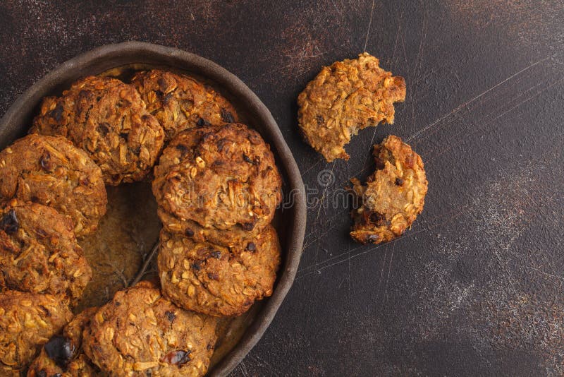 Домодельные печенья овсяной каши vegan с изюминками, пеканами и датами H стоковые изображения Домодельные печенья овсяной каши vegan с изюминками, пеканами и датами H стоковые изображения