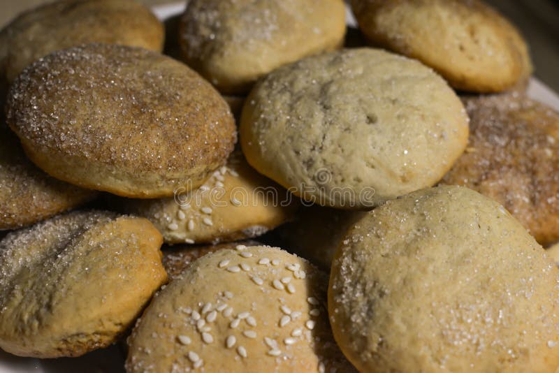 Домодельные печенья с сахаром, циннамоном и сезамом