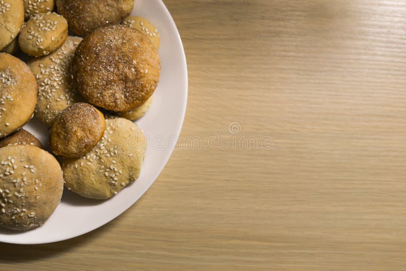 Домодельные печенья с сахаром, циннамоном и сезамом