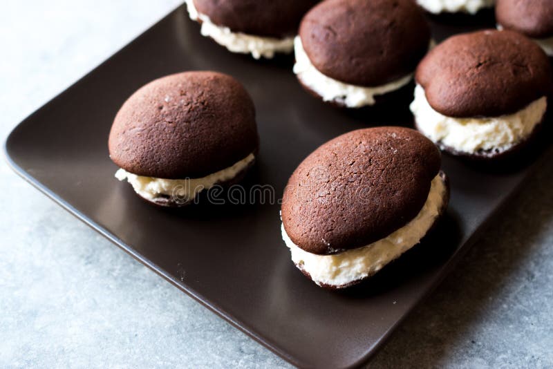 Домодельные пироги Whoopie шоколада заполнили с ванильной сливк масла стоковая фотография rf Домодельные пироги Whoopie шоколада заполнили с ванильной сливк масла стоковая фотография rf