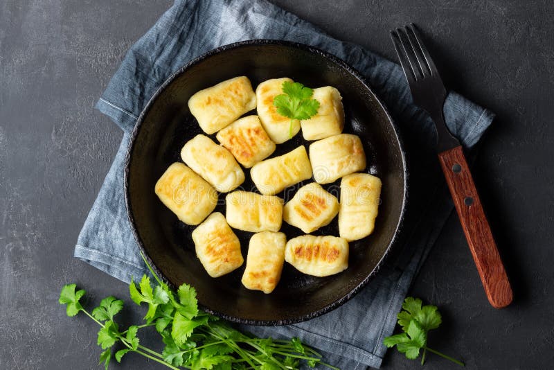 Домодельный Gnocchi картошки r стоковые изображения Домодельный Gnocchi картошки r стоковые изображения