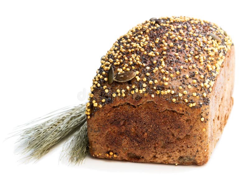 Домодельный wholemeal хлеб рож с гроутами семени и пшена chia изолированными на белизне стоковое фото rf Домодельный wholemeal хлеб рож с гроутами семени и пшена chia изолированными на белизне стоковое фото rf