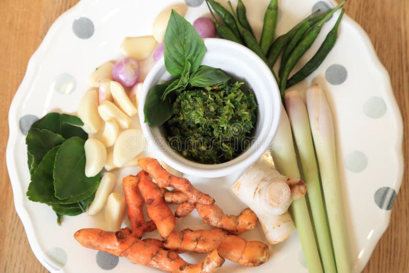 Домодельный вегетарианский тайский зеленый затир карри с сырцовое ingrediant стоковые изображения Домодельный вегетарианский тайский зеленый затир карри с сырцовое ingrediant стоковые изображения