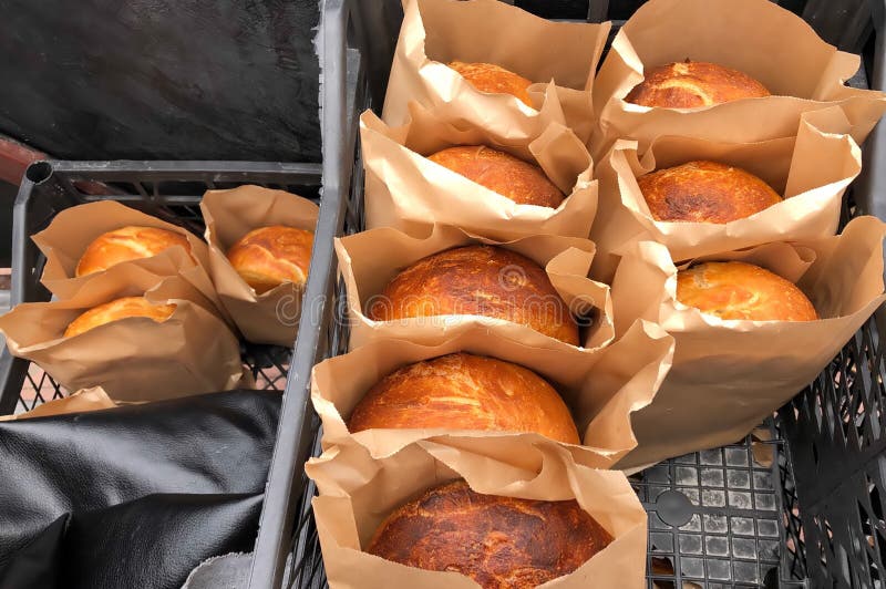 Домодельный испеченный хлеб в бумаге упаковывая, продуктах пекарни частных бизнесменов стоковое фото Домодельный испеченный хлеб в бумаге упаковывая, продуктах пекарни частных бизнесменов стоковое фото