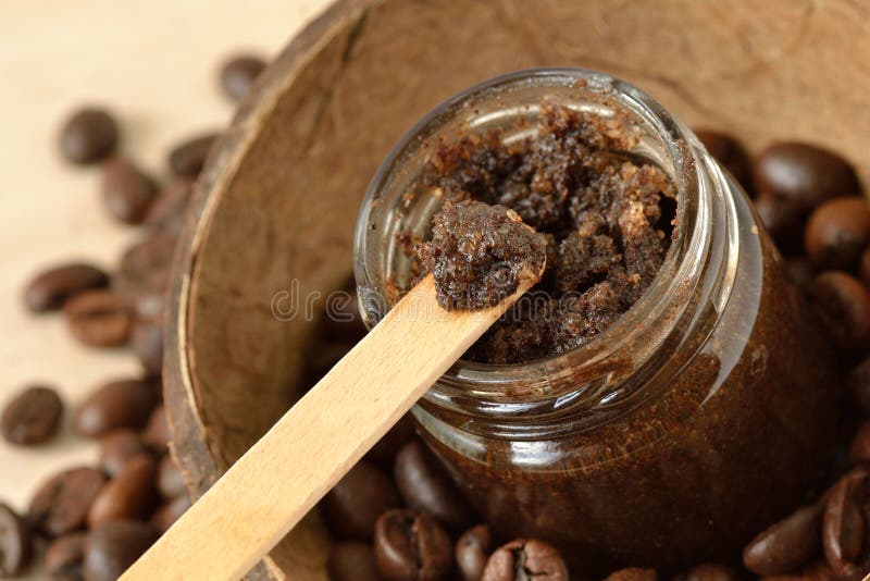 Домодельный кофе scrub в стеклянном опарнике над раковиной и coff кокоса стоковые изображения rf Домодельный кофе scrub в стеклянном опарнике над раковиной и coff кокоса стоковые изображения rf