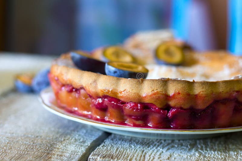 Домодельный пирог вишни, сливы, клубники, поленики и варенья плодоовощ shortcrust с крошит на белой предпосылке стоковое фото Домодельный пирог вишни, сливы, клубники, поленики и варенья плодоовощ shortcrust с крошит на белой предпосылке стоковое фото