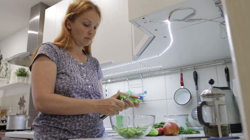 домохозяйка на кухне разрезает сладкий перец для овощного салата сток-видео
