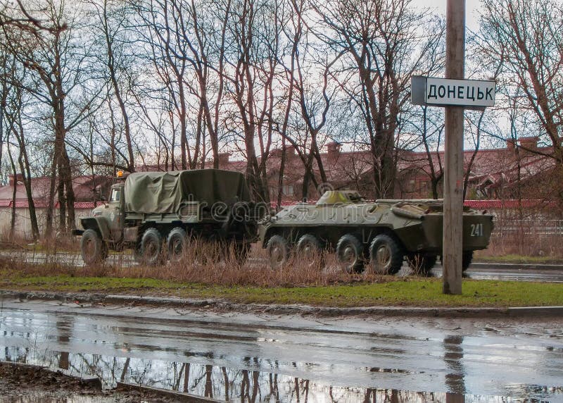 Донецк, Украина - 4-ое апреля 2015: Воинские сепаратисты оборудования на входе к Донецку стоковая фотография rf Донецк, Украина - 4-ое апреля 2015: Воинские сепаратисты оборудования на входе к Донецку стоковая фотография rf