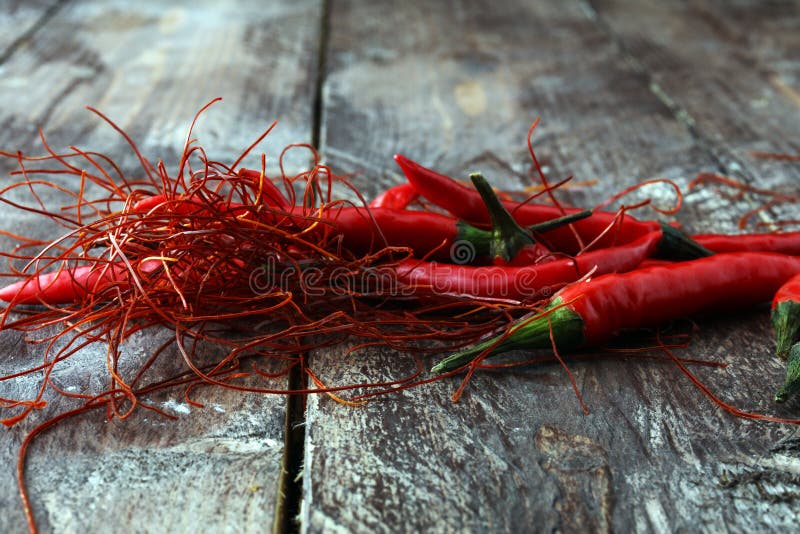 Дополнительные горячие строки перца красного chili, потоки на белой предпосылке стоковые фото Дополнительные горячие строки перца красного chili, потоки на белой предпосылке стоковые фото