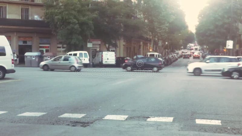 Дорога, автомобили, улица, архитектура Испании Juggler на crosswalk Камера на мотоцилк Timelapse акции видеоматериалы