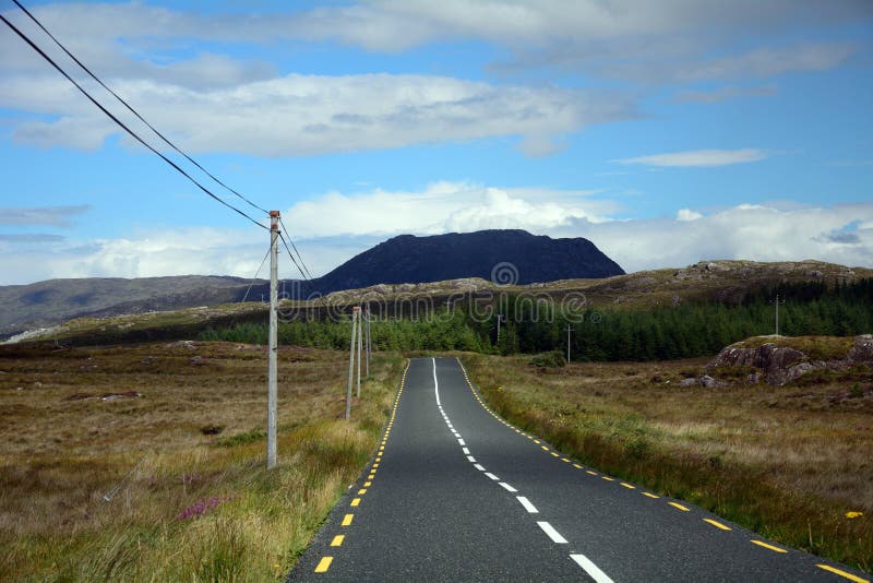 Дорога в горах, национальный парк Connemara, Ирландия стоковая фотография Дорога в горах, национальный парк Connemara, Ирландия стоковая фотография