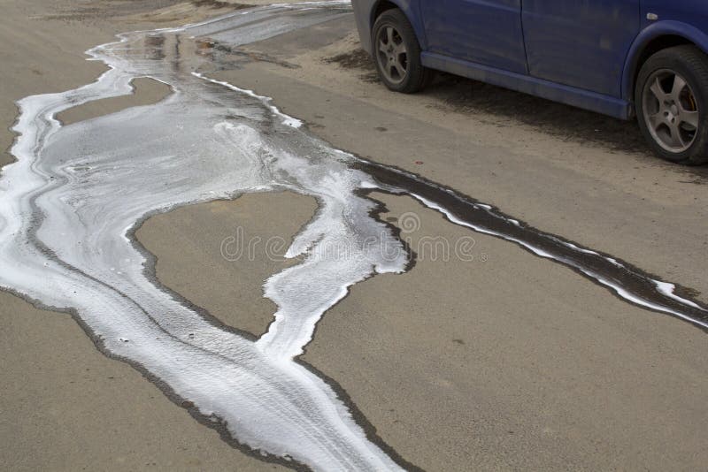 Дорога выдержанная с пеной воды и мойки, детализировать автомобиля и концепция стирки улицы автомобиля стоковые фото Дорога выдержанная с пеной воды и мойки, детализировать автомобиля и концепция стирки улицы автомобиля стоковые фото