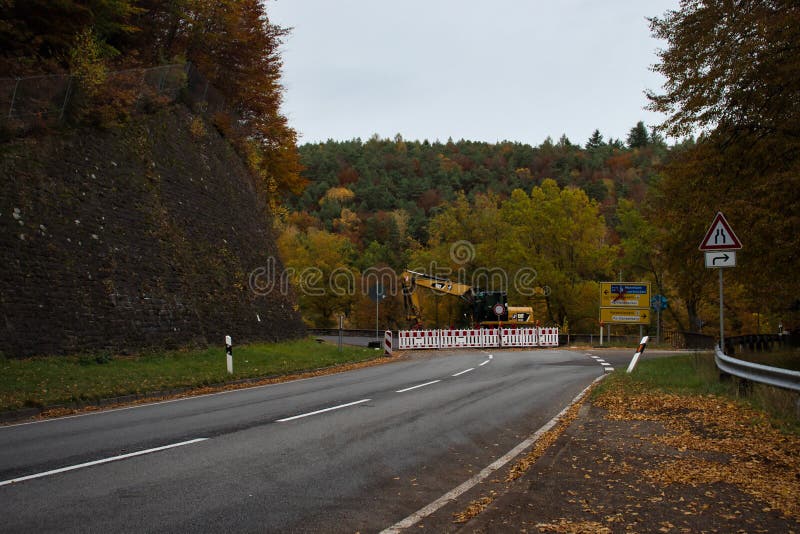 дорога закрыта в день осени возле вальцвейхера стоковые фото