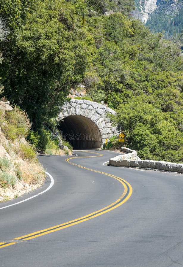 Дорога и подземный тоннель Отключение автомобиля в национальном парке Yosemite стоковые фото Дорога и подземный тоннель Отключение автомобиля в национальном парке Yosemite стоковые фото