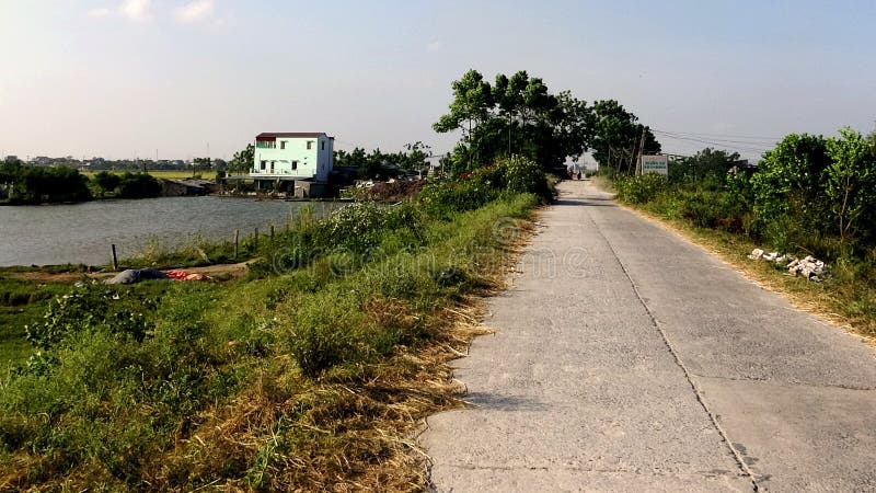 Дорога на dike сельской местности после обеда пуста стоковое фото Дорога на dike сельской местности после обеда пуста стоковое фото