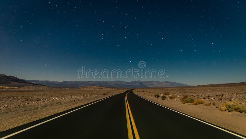 Дорога пустыни в Death Valley к ноча стоковые фото