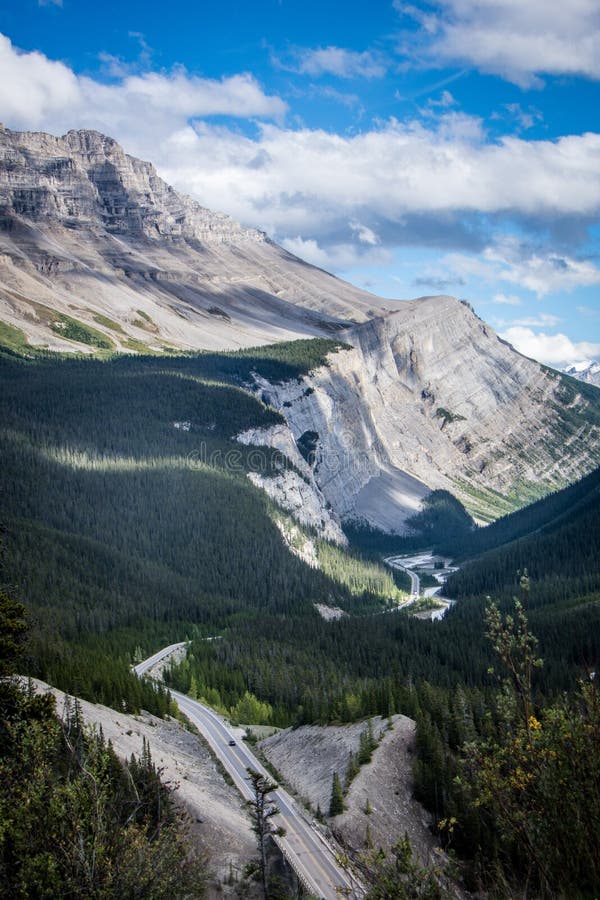 Дорога шоссе в бульваре Icefields в яшме и национальных парках Banff в Альберте Канаде, в канадских скалистых горах Большой холм стоковое фото Дорога шоссе в бульваре Icefields в яшме и национальных парках Banff в Альберте Канаде, в канадских скалистых горах Большой холм стоковое фото