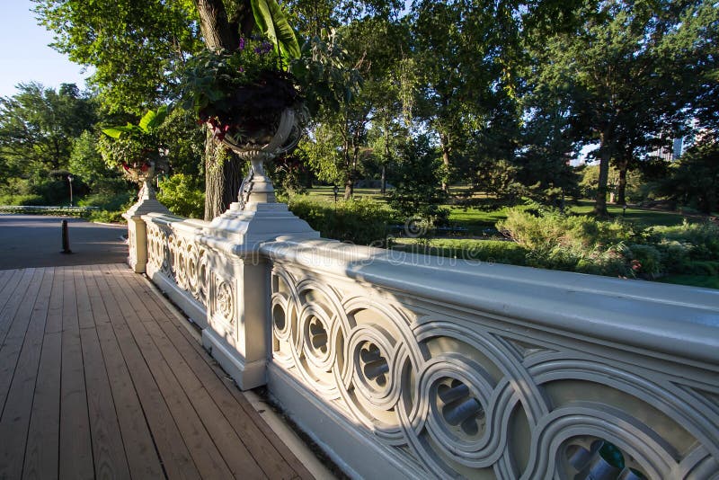 Дорожка моста смычка под тенью и солнечного света в утре на Central Park стоковая фотография
