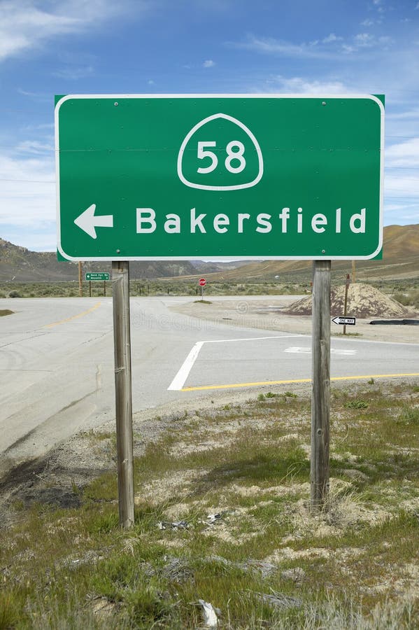 Дорожный знак около Bakersfield Калифорнии указывая для того чтобы направить 58 к Bakersfield