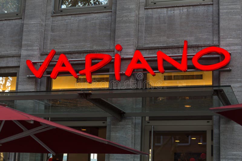 Дортмунд, северная Рейн-Вестфалия/Германия - 22 10 18: vapiano подписывает внутри Дортмунд Германию стоковые изображения rf Дортмунд, северная Рейн-Вестфалия/Германия - 22 10 18: vapiano подписывает внутри Дортмунд Германию стоковые изображения rf