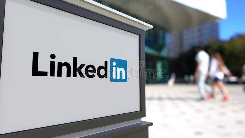 Доска signage улицы с логотипом LinkedIn Запачканный центр офиса и идя предпосылка людей Редакционное 3D представляя 4K