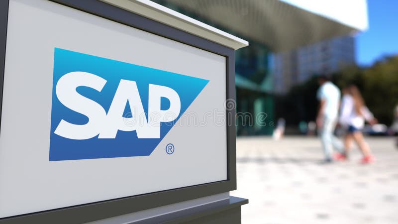 Доска signage улицы с логотипом SE SAP Запачканный центр офиса и идя предпосылка людей Редакционное 3D представляя 4K