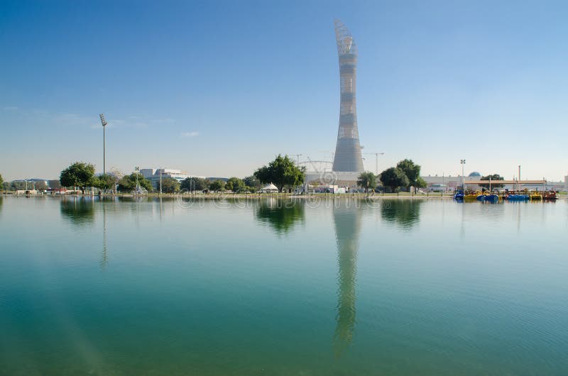 ДОХА, КАТАР - 26-ОЕ ИЮЛЯ: Башня Aspire в комплексе города спорт Дохи 26-ое июля 2015 в Дохе, Катаре, Ближний Востоке стоковое фото rf ДОХА, КАТАР - 26-ОЕ ИЮЛЯ: Башня Aspire в комплексе города спорт Дохи 26-ое июля 2015 в Дохе, Катаре, Ближний Востоке стоковое фото rf