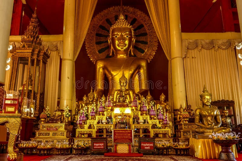 Драгоценный буддийский алтарь с бесчисленными Буддами стоковые изображения rf
