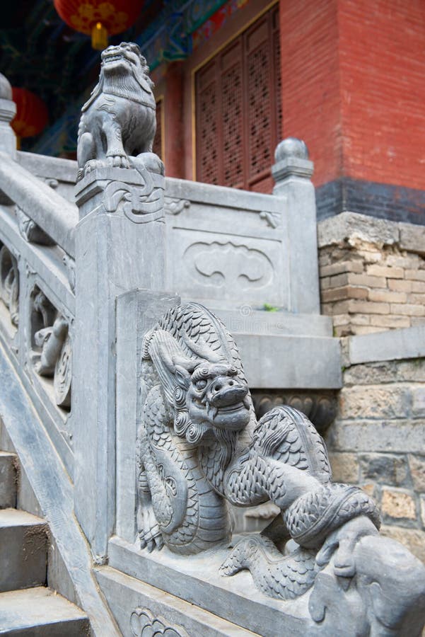 Дракон на лестнице в монастыре shaolin точки зрения буддизма и храме в Центральном Китае стоковое изображение rf