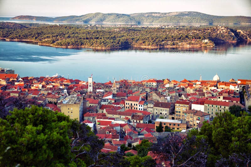 Древний город Sibenik на адриатическом побережье стоковые изображения Древний город Sibenik на адриатическом побережье стоковые изображения
