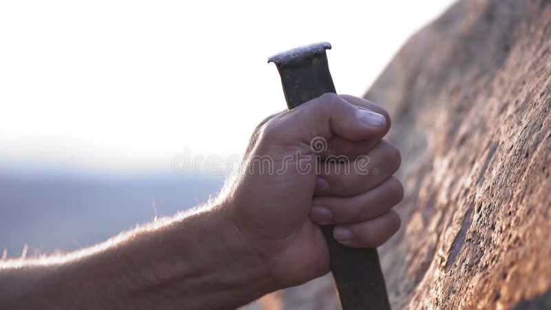 древний человек пещеры живописи и написания исторической надписи граффити на поверхности скалы с железной резец сток-видео