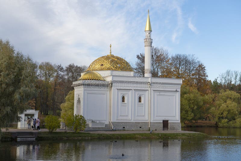 Древняя павильонная турецкая баня в парке Кэтрин. царское село стоковая фотография rf